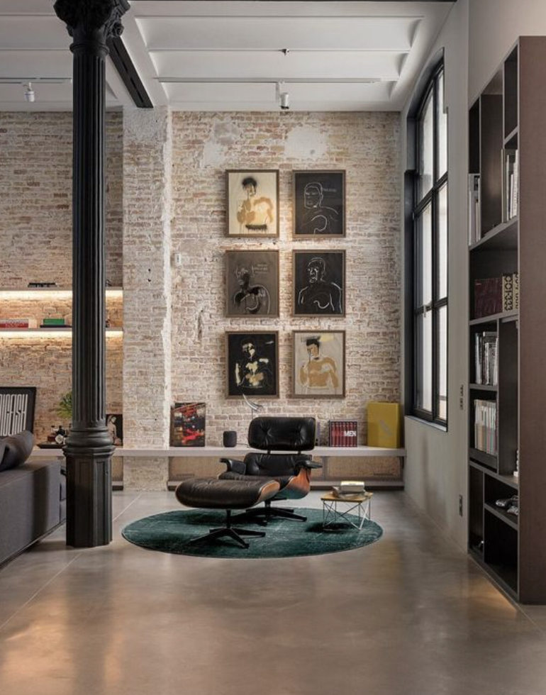 Woonkamer met ruwe bakstenen wand en betonvloer